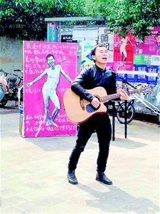 大三男生食堂前“裸征”女友