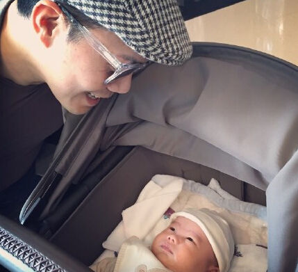 谢天华晒儿子满月照