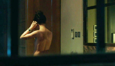 梁小冰剧中裸背镜头