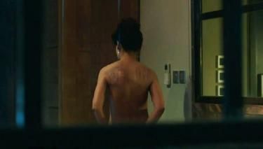 梁小冰剧中裸背镜头