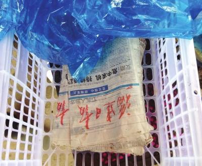 男子买20斤水果被垫5斤报纸 负责人称无法可依