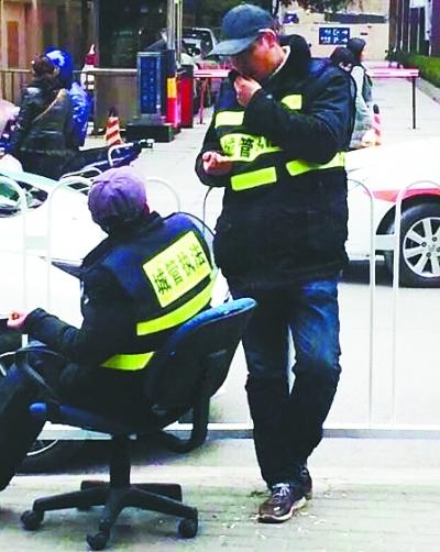 武汉城管当街嗑瓜子吐壳 事发当天被解聘