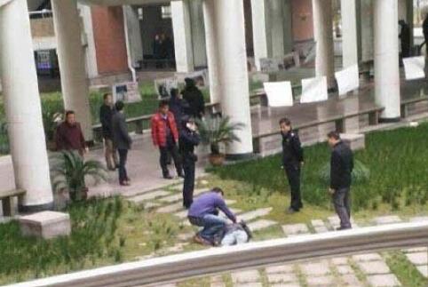 杭州大学生表白失败跳楼 