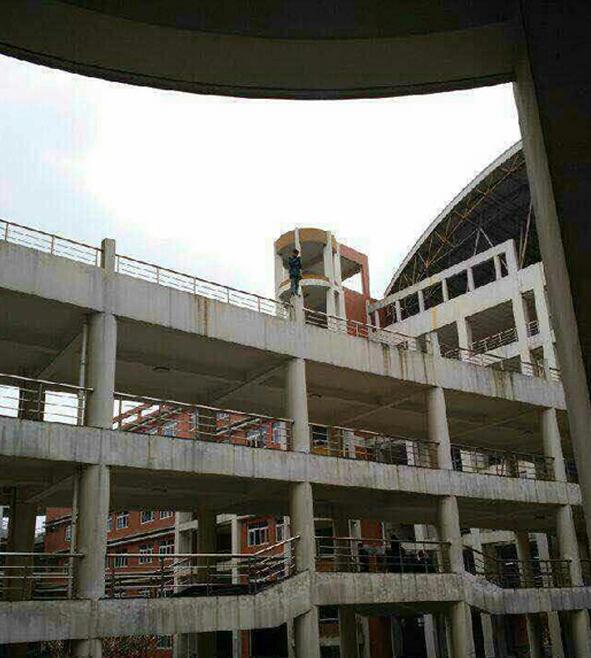 杭州大学生表白失败跳楼 