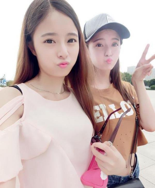 双胞胎姐妹走红网络 网友称被两姐妹的美貌与智慧所征服