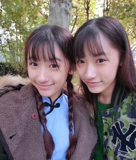 双胞胎姐妹走红网络 网友称被两姐妹的美貌与智慧所征服