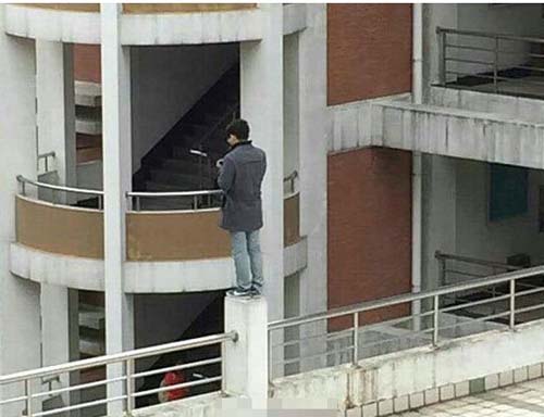 大学生表白失败当众跳楼 跳楼报答父母数十年养育之恩实在令人寒心