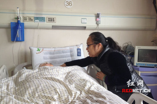 (（杨晓红在病床旁鼓励嫂子张淑元早日恢复意识，康复起来。)