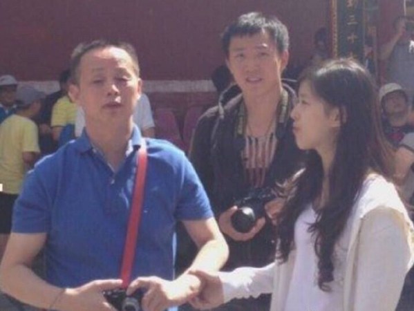 奶茶妹妹穿宽松装随父出游 被疑有孕