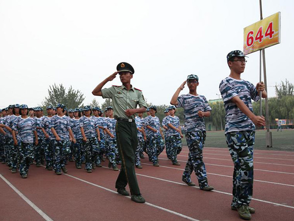 中学纪律严过军营