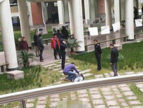 表白失败当众跳楼 杭州中国计量学院大二男生跳楼事件