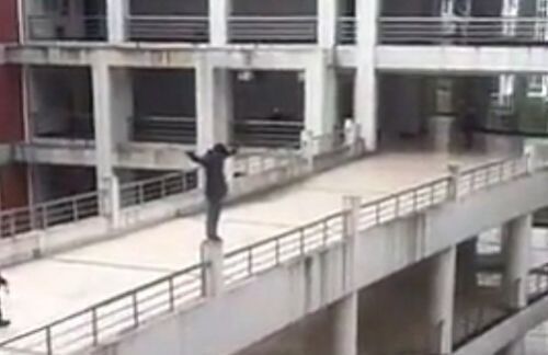 计量学院大学生表白失败当众跳楼 目前暂无生命危险