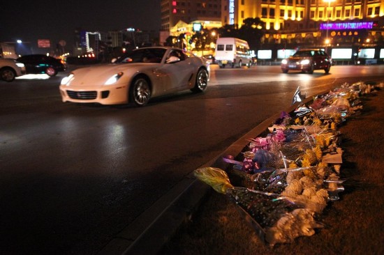 上海交警被车辆拖行致死 市民悼念