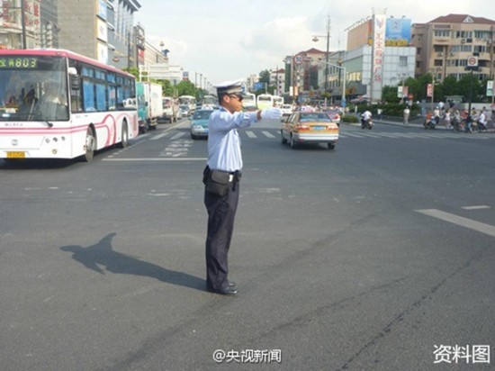 上海交警被车辆拖行致死 市民悼念