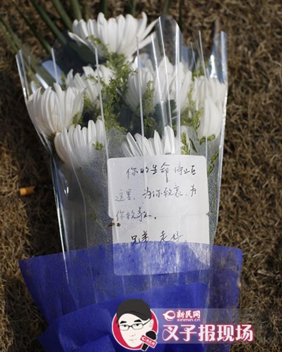 上海交警被车辆拖行致死 市民悼念