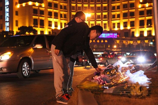 上海交警被车辆拖行致死 市民悼念