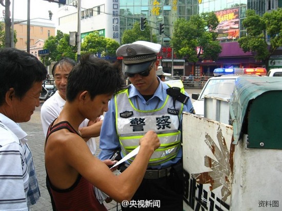 上海交警被车辆拖行致死 市民悼念