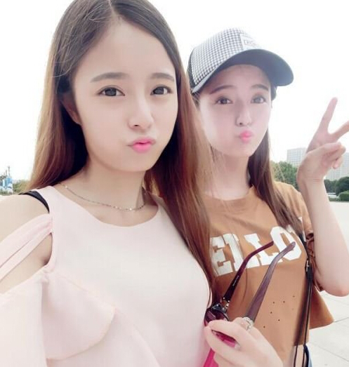 最美双胞胎姐妹校花走红生活照遭扒 姐妹俩成绩优异