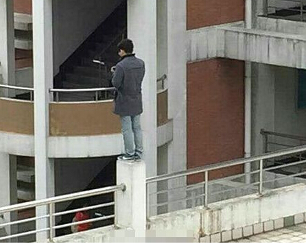 杭州中国计量学院大二男生表白失败当众跳楼