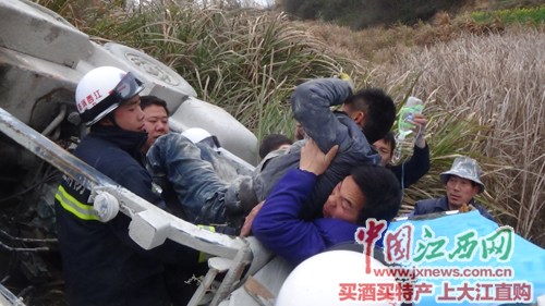 九江一叉车不慎翻入路边深沟 司机大腿被压叉车车底