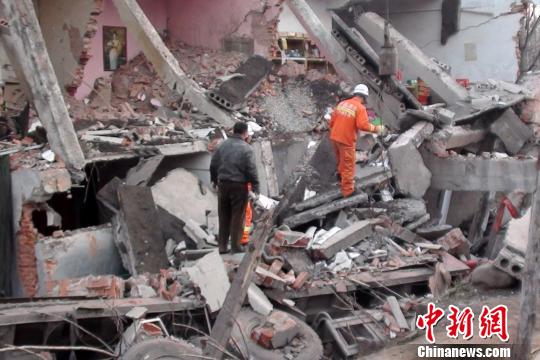 “不速之客”半挂车凌晨撞塌两层民房致3人受伤