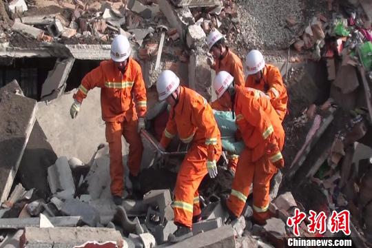 “不速之客”满载石子半挂车凌晨撞塌两层民房 致3人受伤