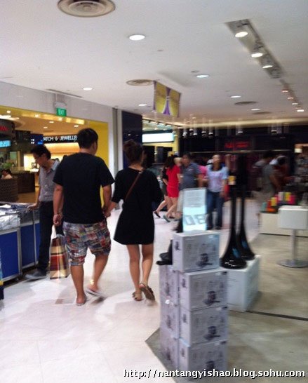 何炅与初恋女友亲密照曝光 两人相恋10年谢娜王菁羡慕嫉妒恨