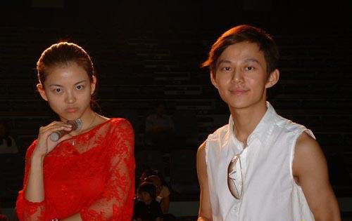 何炅与初恋女友亲密照曝光 两人相恋10年谢娜王菁羡慕嫉妒恨