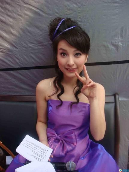 何炅与初恋女友亲密照曝光 两人相恋10年谢娜王菁羡慕嫉妒恨