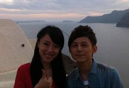 何炅与初恋女友亲密照曝光 两人相恋10年谢娜王菁羡慕嫉妒恨