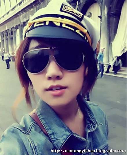 何炅与初恋女友亲密照曝光 两人相恋10年谢娜王菁羡慕嫉妒恨