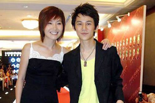 何炅与初恋女友亲密照曝光 两人相恋10年谢娜王菁羡慕嫉妒恨