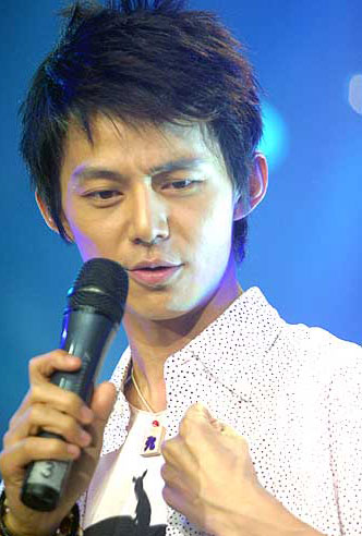 何炅与初恋女友亲密照曝光 两人相恋10年谢娜王菁羡慕嫉妒恨