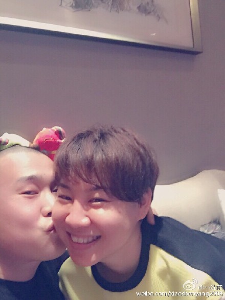 小沈阳为妻子庆生  晒热吻照被网友调侃似郭德纲