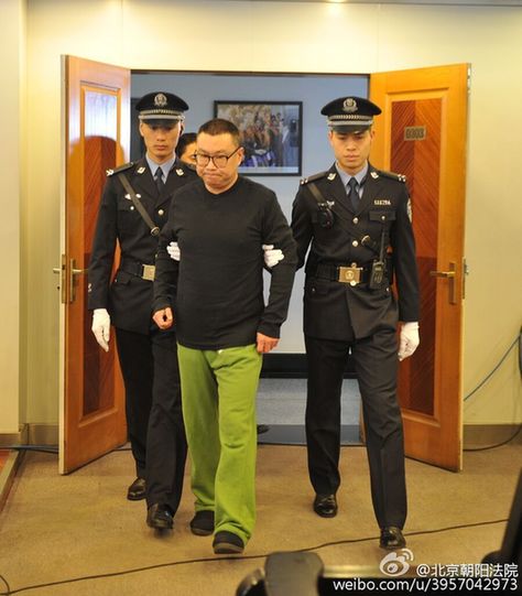 尹相杰吸毒案开庭 身着黑色便装受审