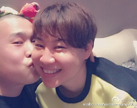小沈阳为妻子庆生 热吻照被网友调侃似郭德纲