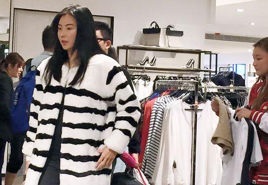 张柏芝血拼遇游客合影摆臭脸 助理伸手阻挡拍照