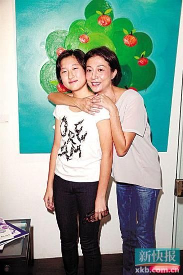 成龙私生女被虐待 吴绮莉暂失女儿监护权