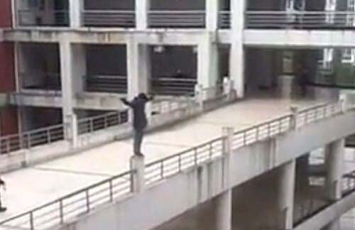 大学生表白失败当众跳楼跳楼报答父母数十年养育之恩实在令人寒心