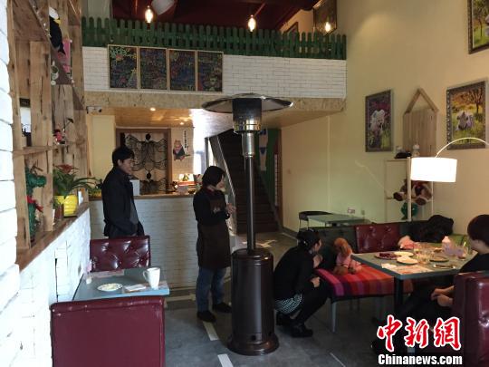 哈尔滨现宠物主题餐厅为宠物准备就餐区 宠物可与主人共同用餐