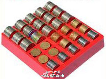 男子从银行兑换500枚硬币前去缴交通违法罚款 交警搬出“神器3分钟数完