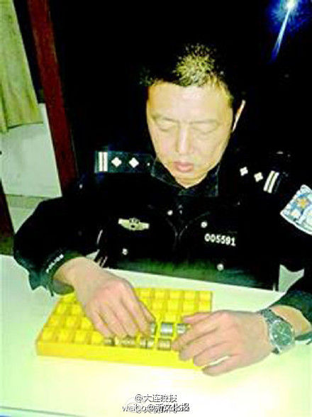 男子从银行兑换500枚硬币前去缴交通违法罚款 交警搬出“神器3分钟数完