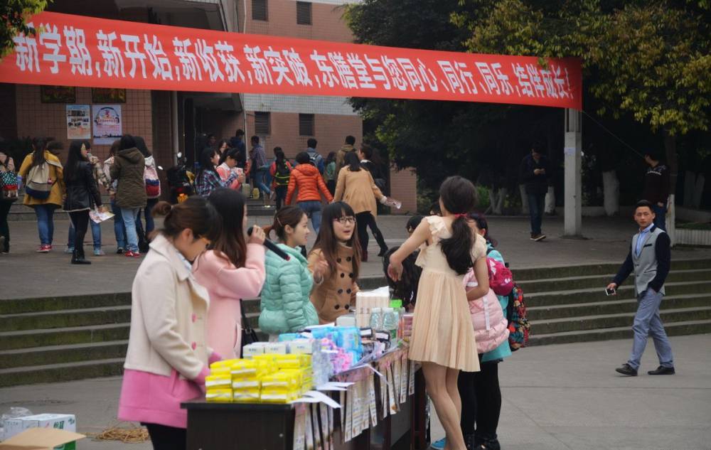 四川护理专业大学男扮女装创业卖卫生巾 月销售过万元