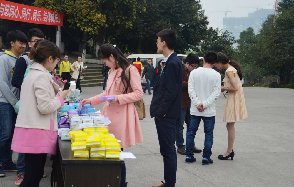 四川护理专业大学男扮女装创业卖卫生巾 月销售过万元