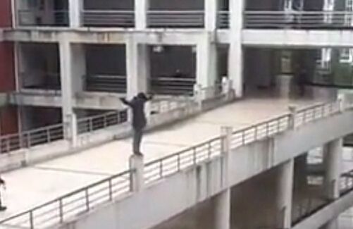 杭州中国计量学院大二男生表白失败当众跳楼 当众跳楼摔成重伤