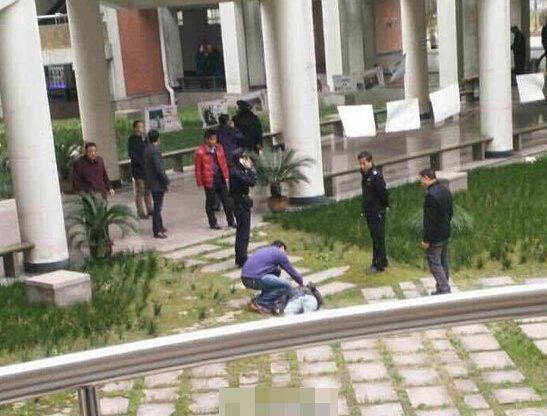 杭州中国计量学院大二男生表白失败当众跳楼 当众跳楼摔成重伤