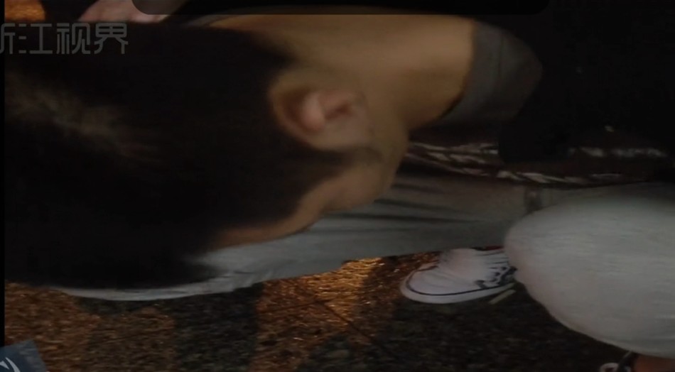 杭州“王力宏”带23位美女开房吸毒 还原抓捕现场【组图】