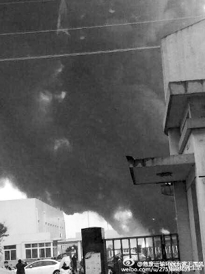 昆山一化工厂车间里甲苯起火 现场浓烟滚滚暂无人员伤亡