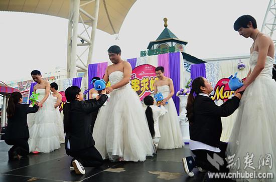 武汉欢乐谷情侣“反串”秀恩爱 奇葩滚床单欢乐多