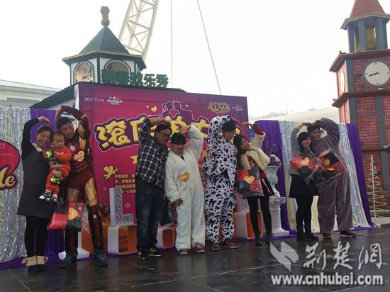 武汉欢乐谷情侣“反串”秀恩爱 奇葩滚床单欢乐多